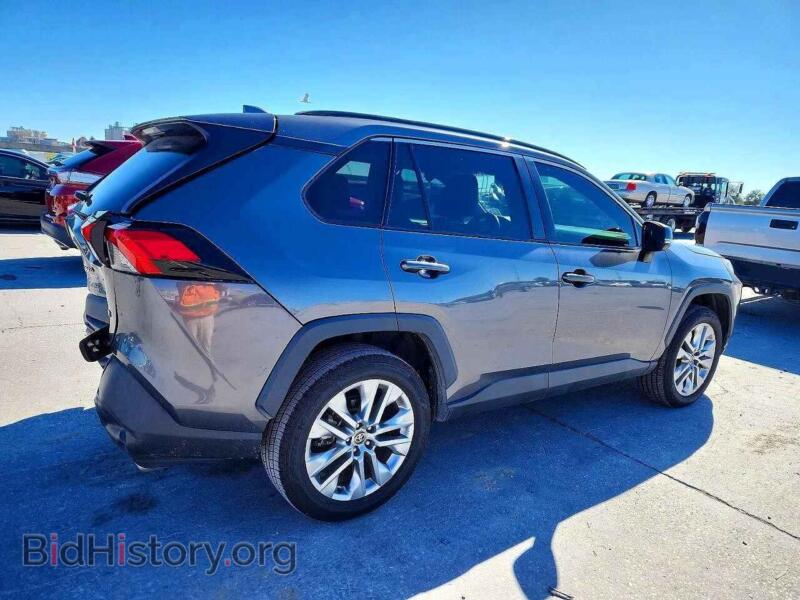 2021 Toyota RAV4 (VIN 2T3C1RFV8MC129205) — фото 3 из 13