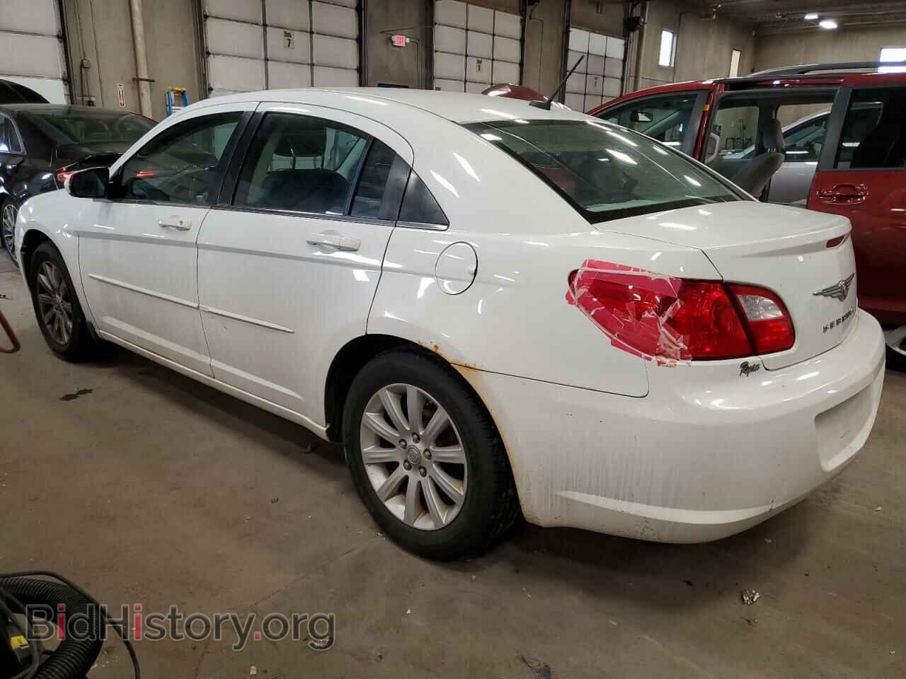 2010 CHRYSLER SEBRING - VIN: 1C3CC5FD1AN199645 - Фото 2