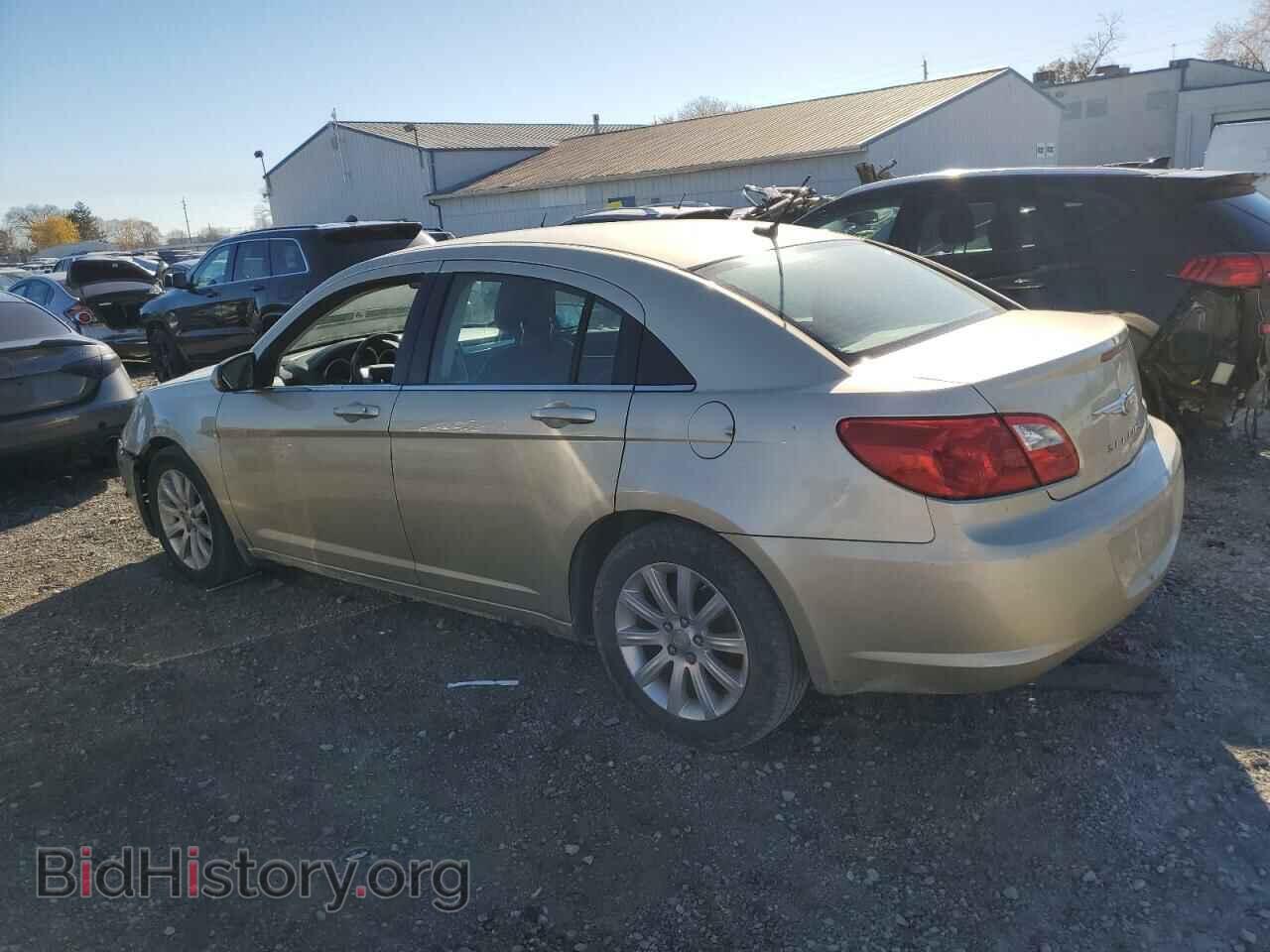 2010 CHRYSLER SEBRING - VIN: 1C3CC5FB0AN217423 - Фото 2