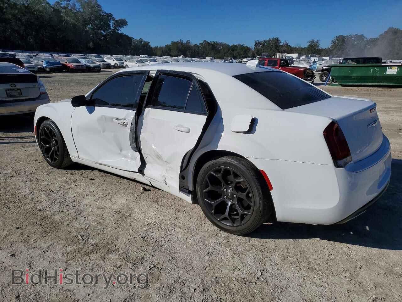 2019 CHRYSLER 300 - VIN: 2C3CCABG2KH693919 - Фото 2