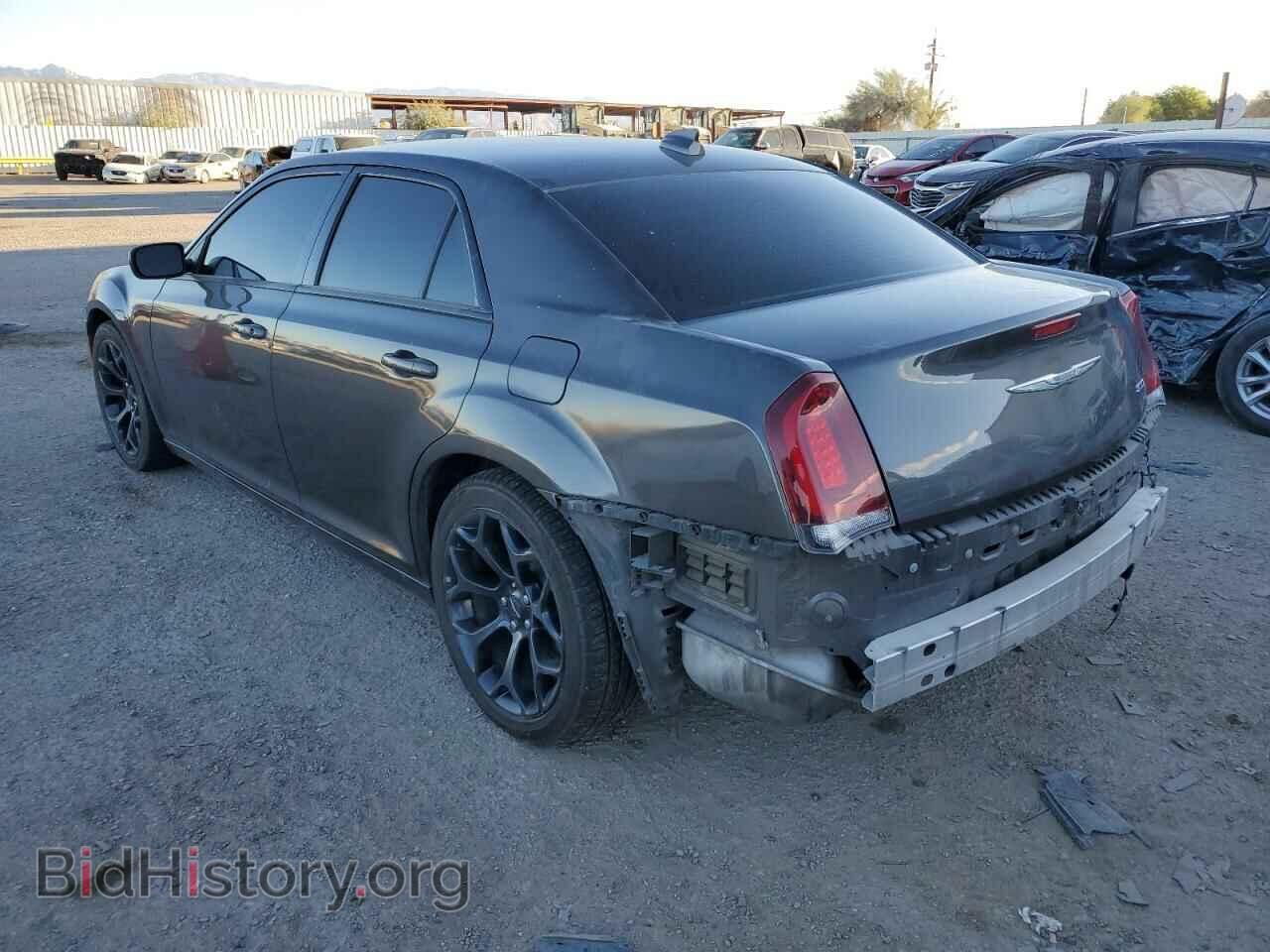 2019 CHRYSLER 300 - VIN: 2C3CCAAG2KH590033 - Фото 2