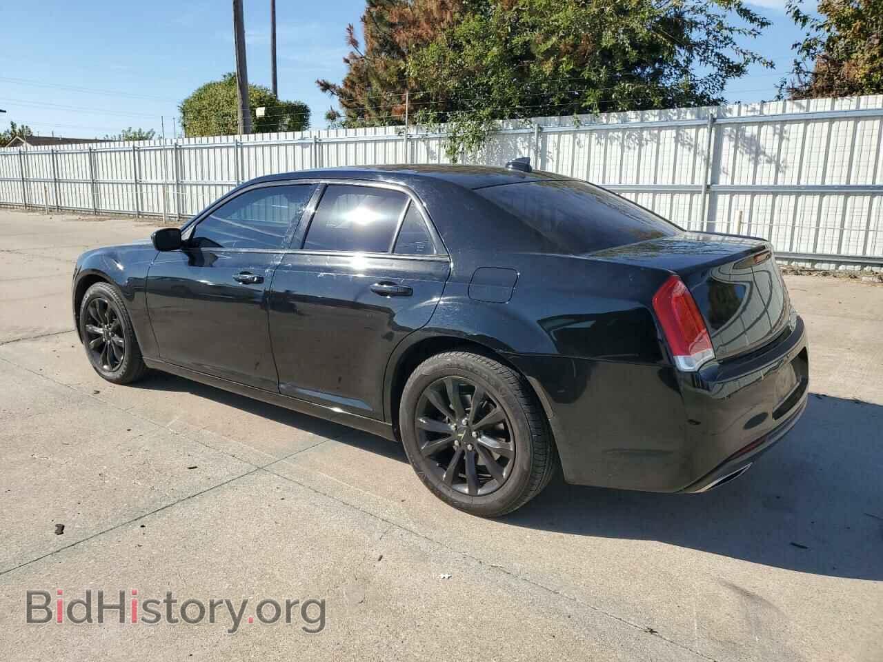 2019 CHRYSLER 300 - VIN: 2C3CCAKG1KH689893 - Фото 2