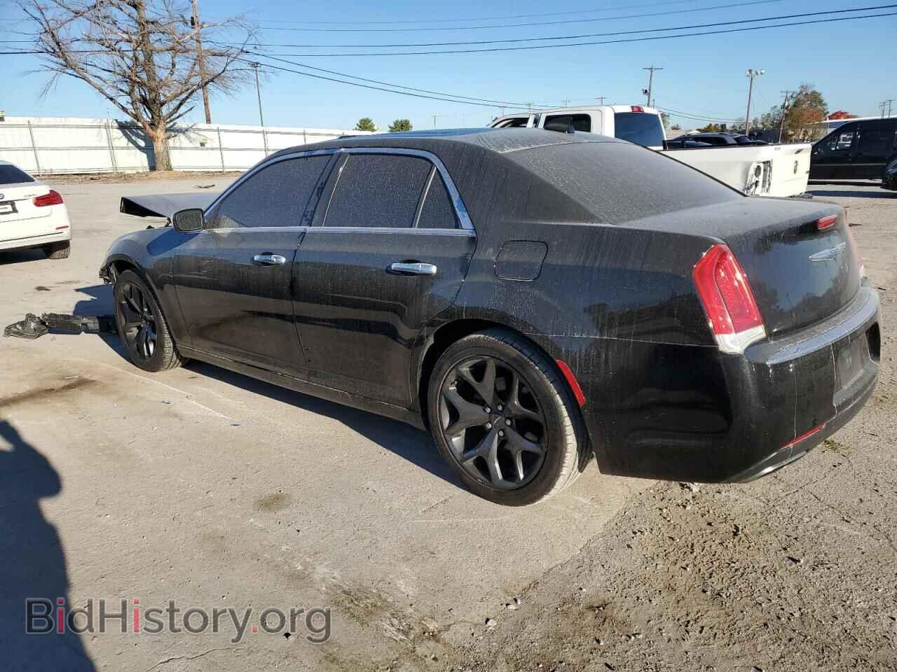 2019 CHRYSLER 300 - VIN: 2C3CCAPT4KH601022 - Фото 2