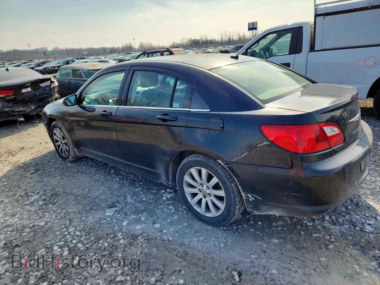 2010 CHRYSLER SEBRING - VIN: 1C3CC5FB1AN228320 - Фото 2