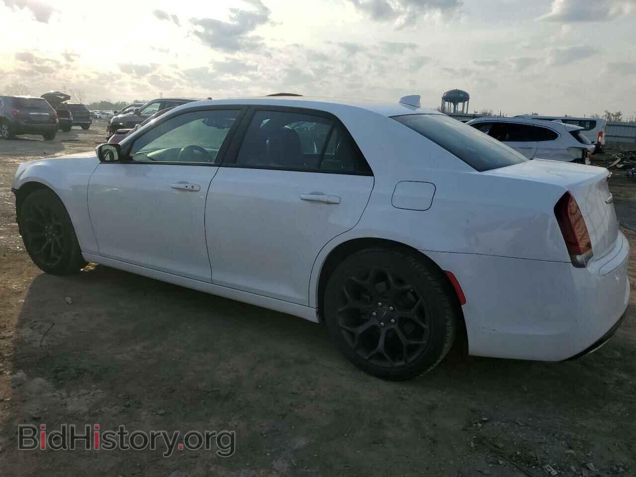 2019 CHRYSLER 300 - VIN: 2C3CCABG3KH618016 - Фото 2