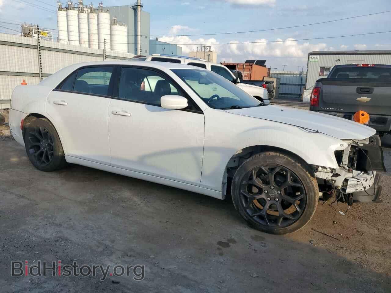 2019 CHRYSLER 300 - VIN: 2C3CCABG3KH618016 - Фото 4