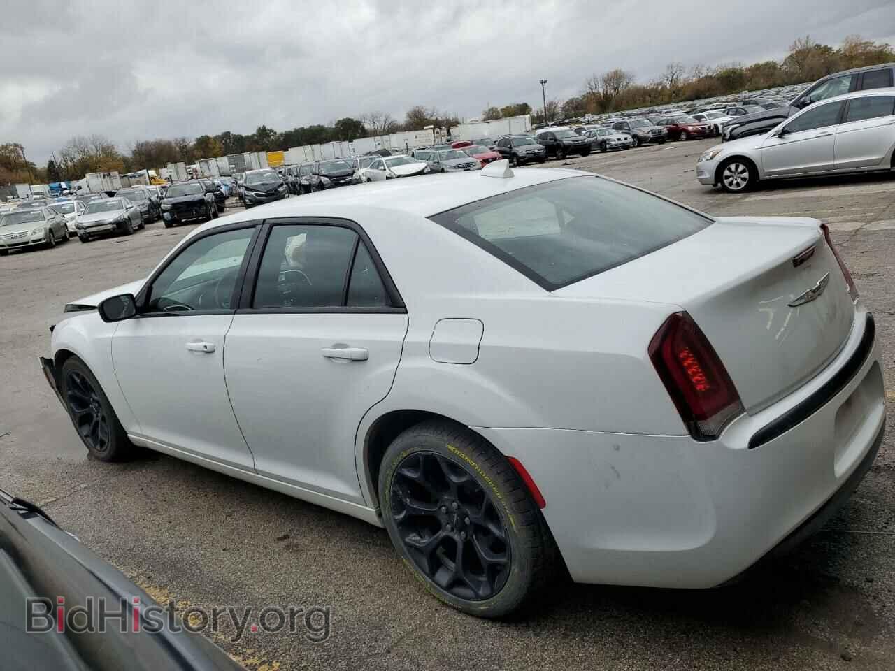2019 CHRYSLER 300 - VIN: 2C3CCAAG0KH738549 - Фото 2