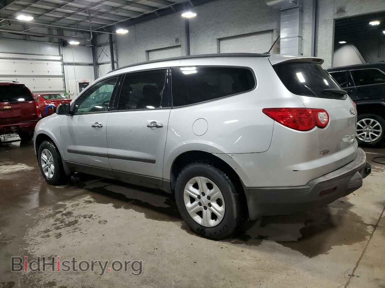 2011 CHEVROLET TRAVERSE - VIN: 1GNKRFED0BJ352433 - Фото 2