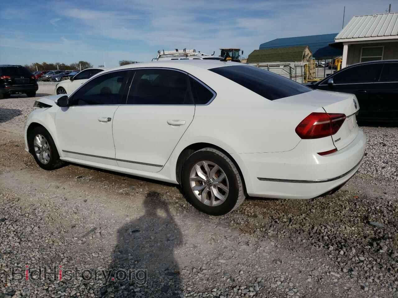 2017 VOLKSWAGEN PASSAT - VIN: 1VWAT7A32HC075805 - Фото 2