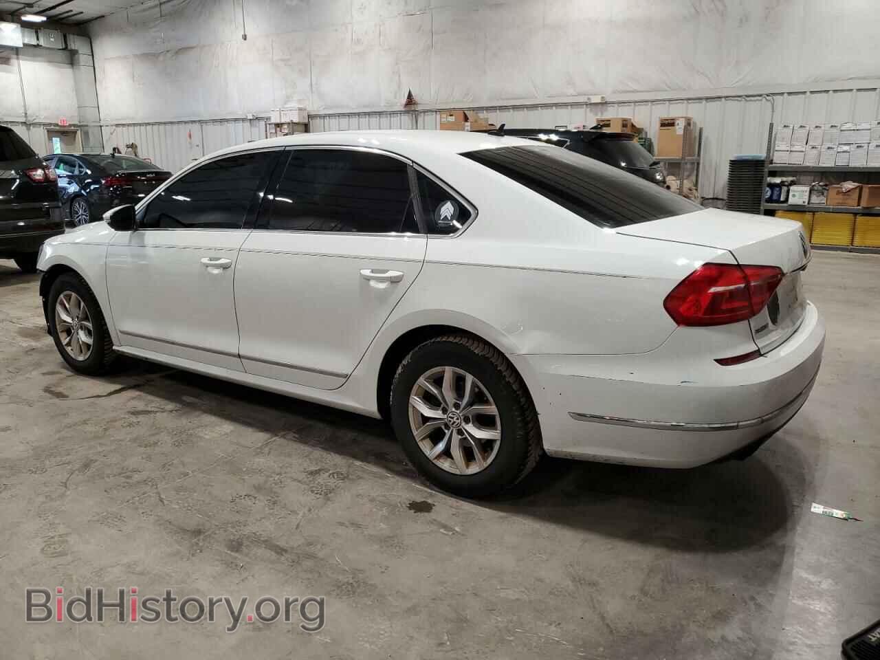 2016 VOLKSWAGEN PASSAT - VIN: 1VWAT7A32GC004442 - Фото 2