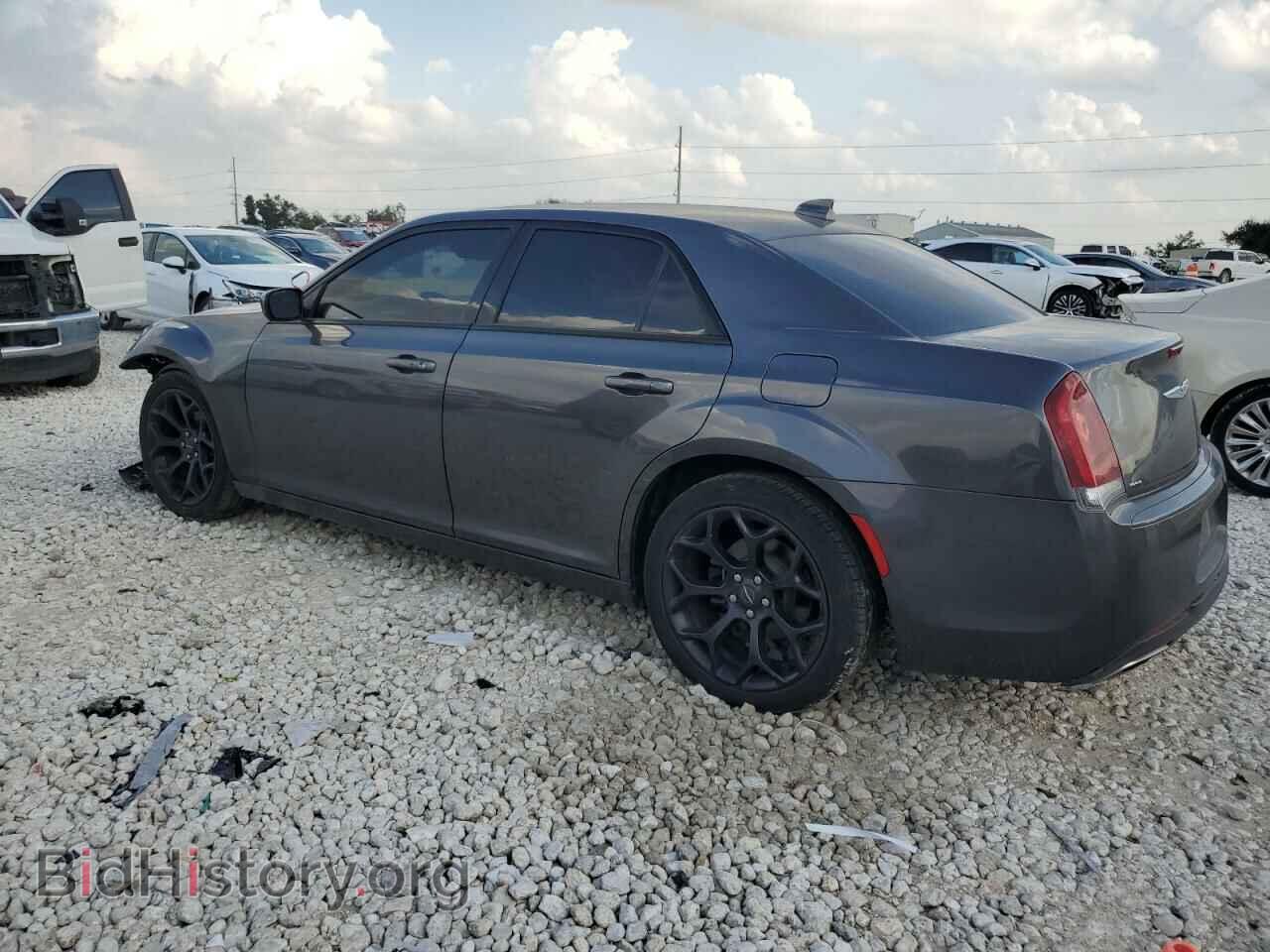 2019 CHRYSLER 300 - VIN: 2C3CCABG2KH562568 - Фото 2