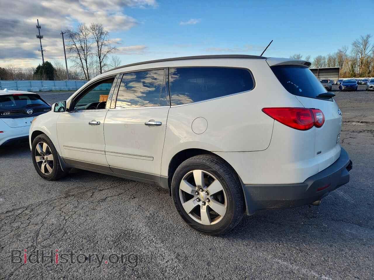 2011 CHEVROLET TRAVERSE - VIN: 1GNKVLED7BJ372964 - Фото 2