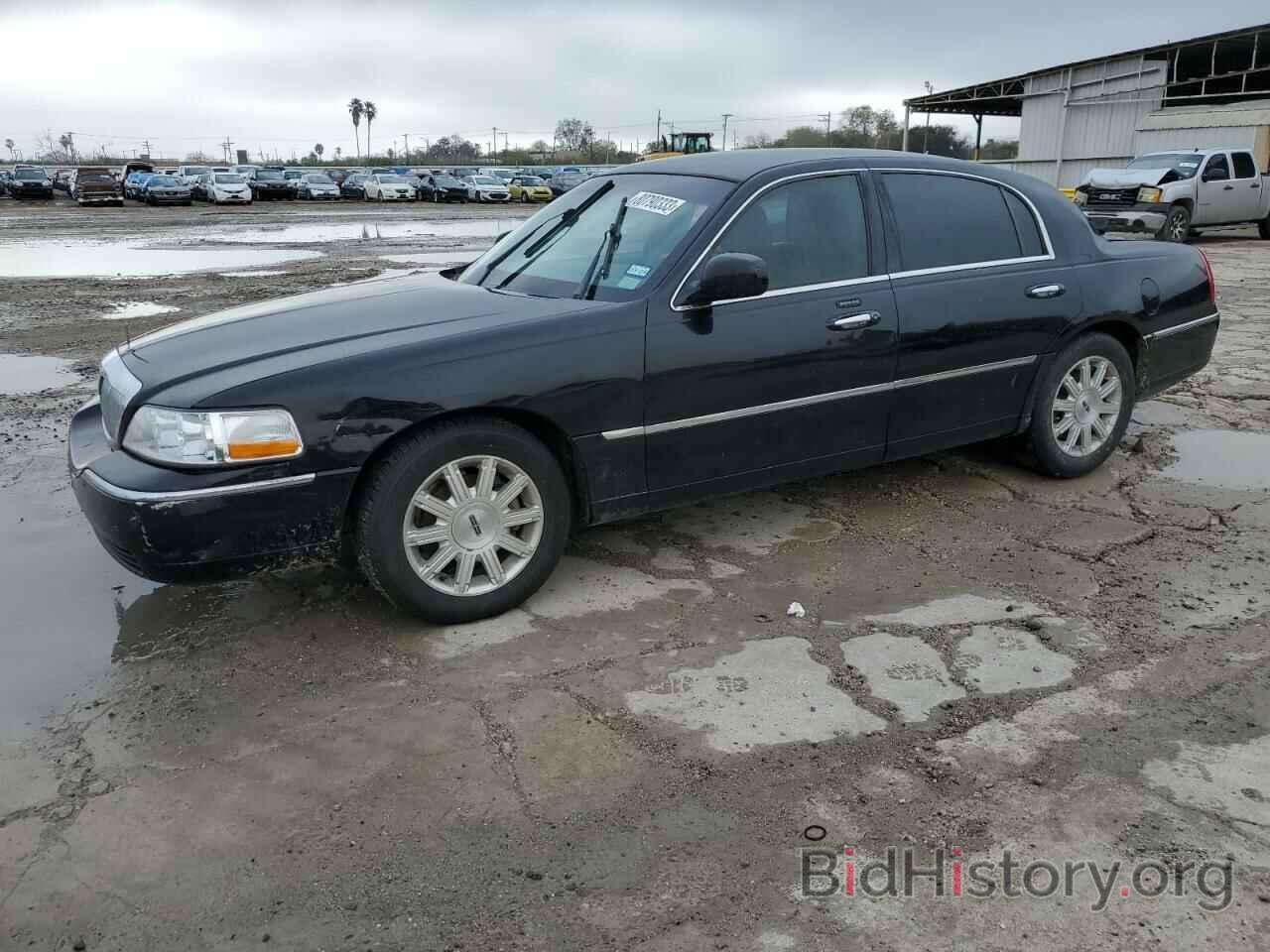 Photo 2LNBL8CV7BX753174 - LINCOLN TOWNCAR 2011