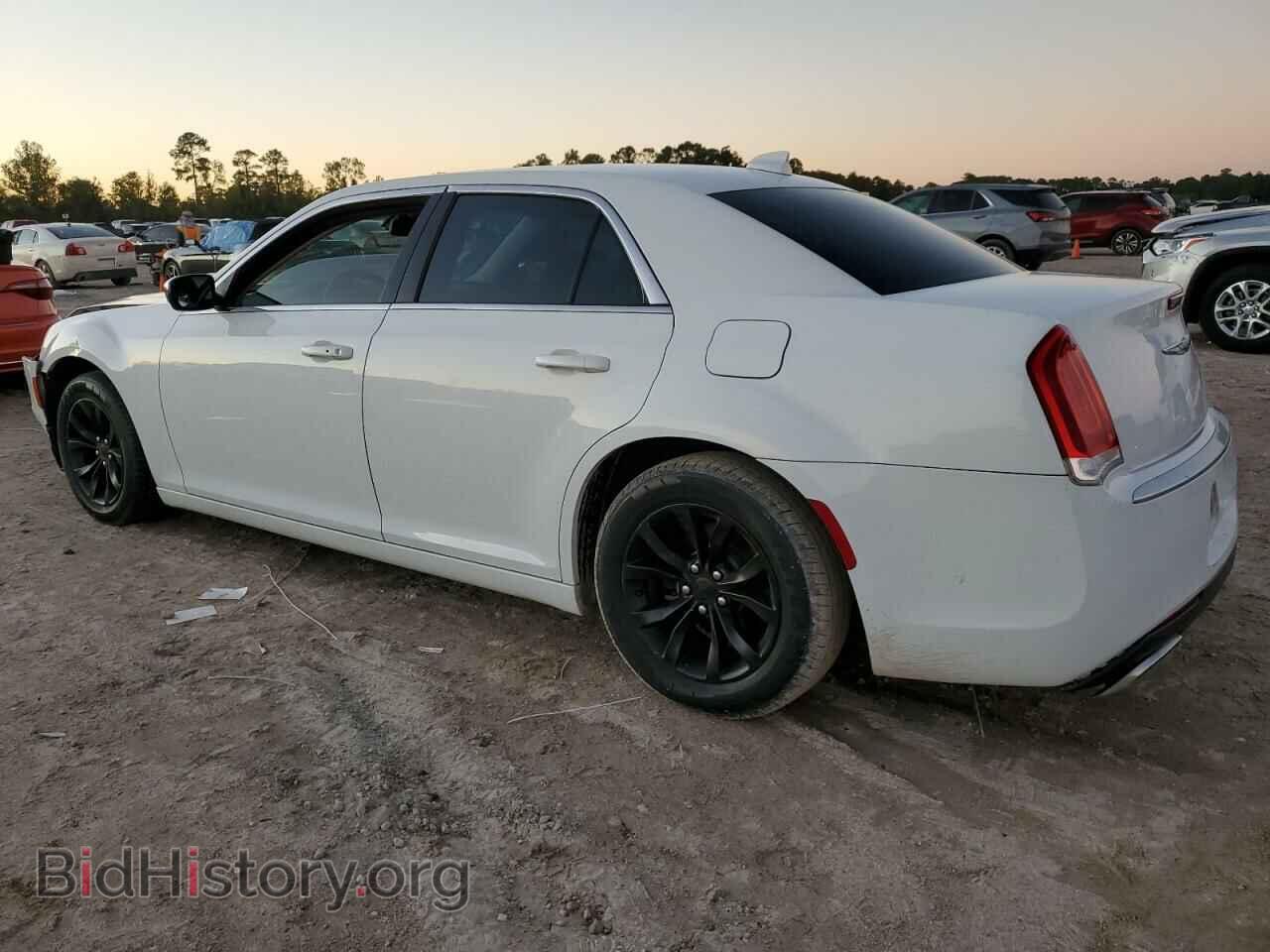 2018 CHRYSLER 300 - VIN: 2C3CCAAG1JH190639 - Фото 2