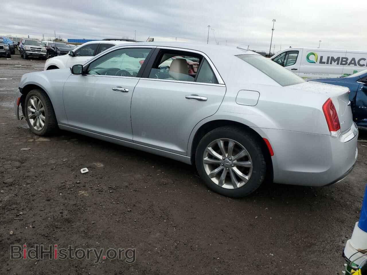 2019 CHRYSLER 300 - VIN: 2C3CCAKG1KH579670 - Фото 2