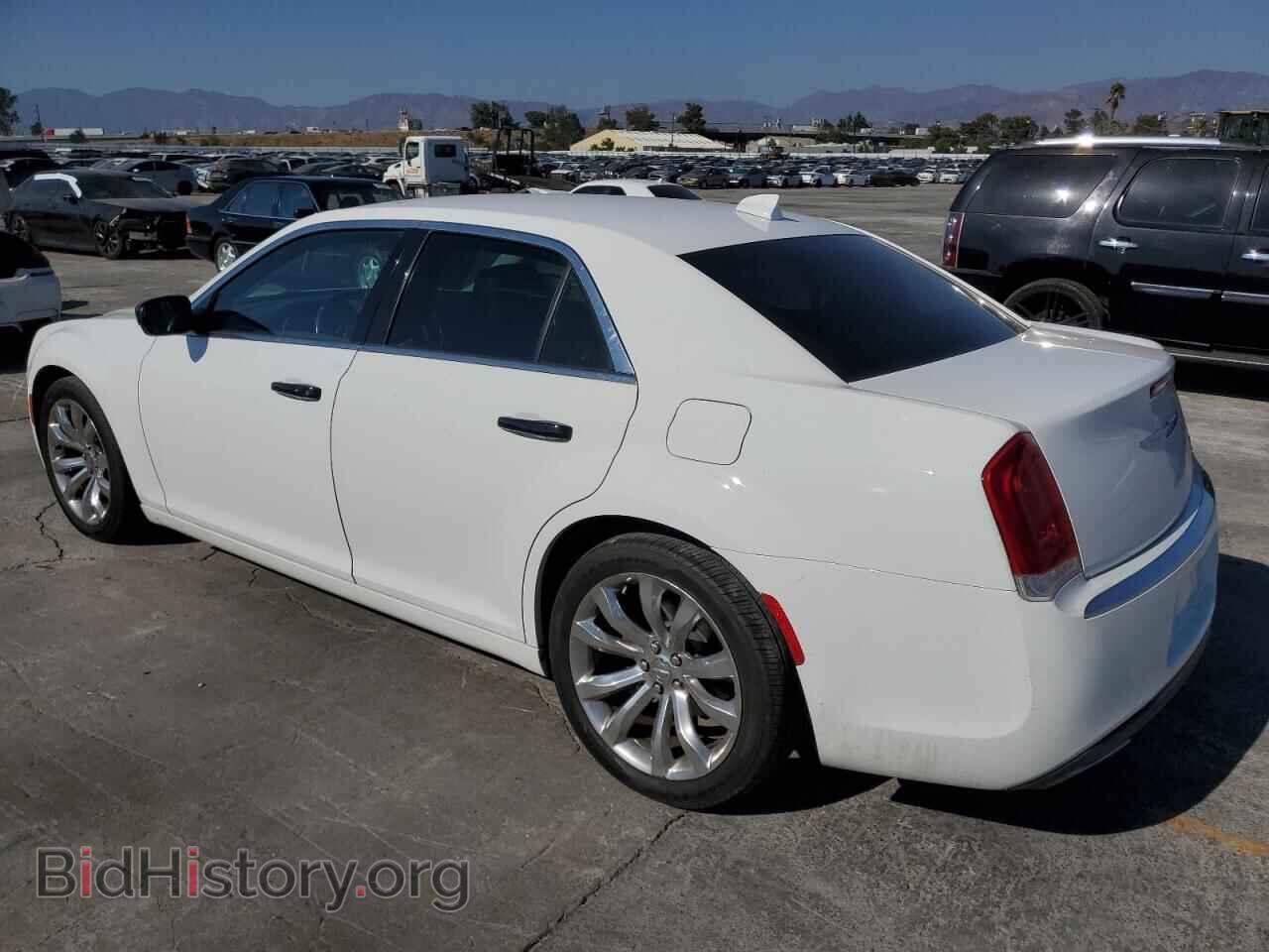 2018 CHRYSLER 300 - VIN: 2C3CCAEGXJH140980 - Фото 2