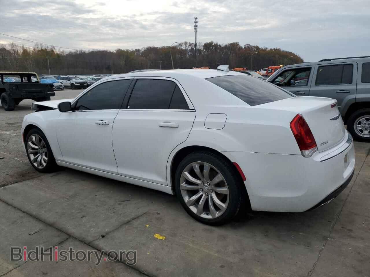 2019 CHRYSLER 300 - VIN: 2C3CCAAG2KH542502 - Фото 2