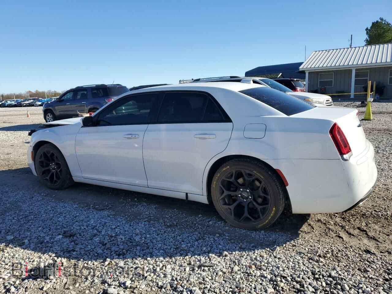 2019 CHRYSLER 300 - VIN: 2C3CCABG3KH562711 - Фото 2
