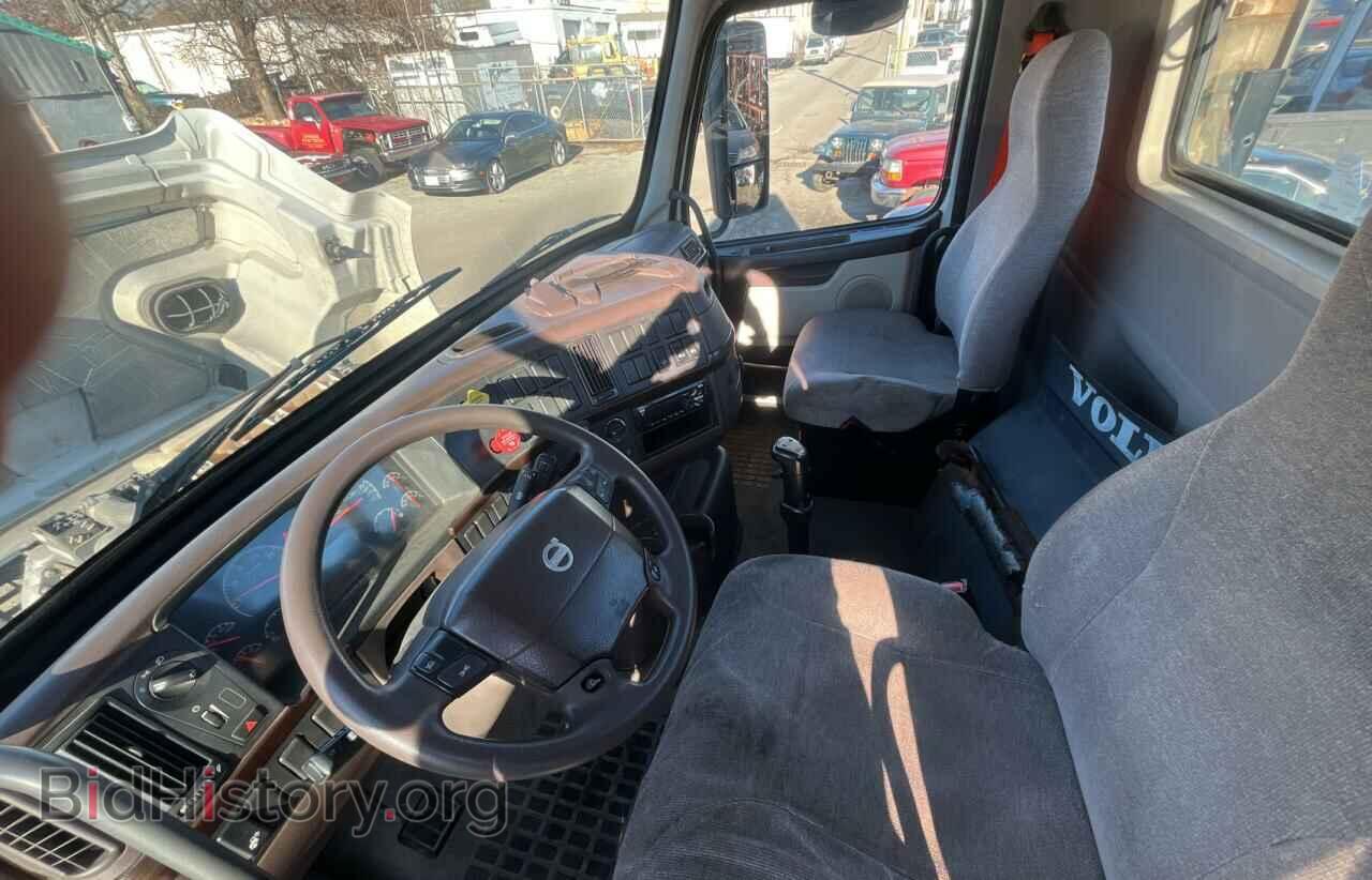 2016 VOLVO VN - VIN: 4V4M19EG1GN935229 - Фото 9