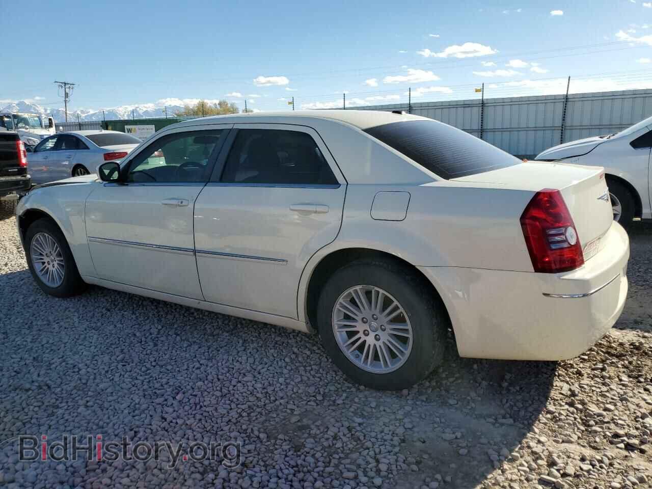 2009 CHRYSLER 300 - VIN: 2C3KA53V69H527953 - Фото 2