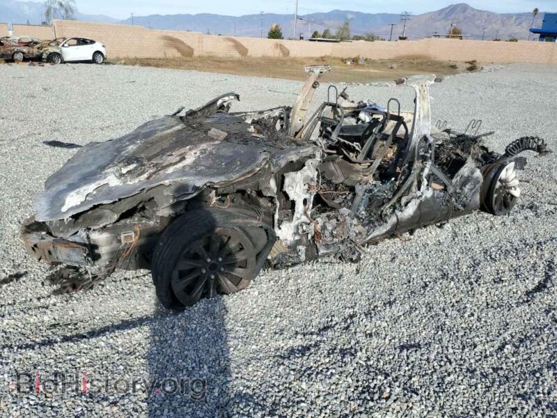 2016 Tesla MODEL S (VIN 5YJSA1E17GF133587) — фото 1 из 11, Copart, повреждение: пожар