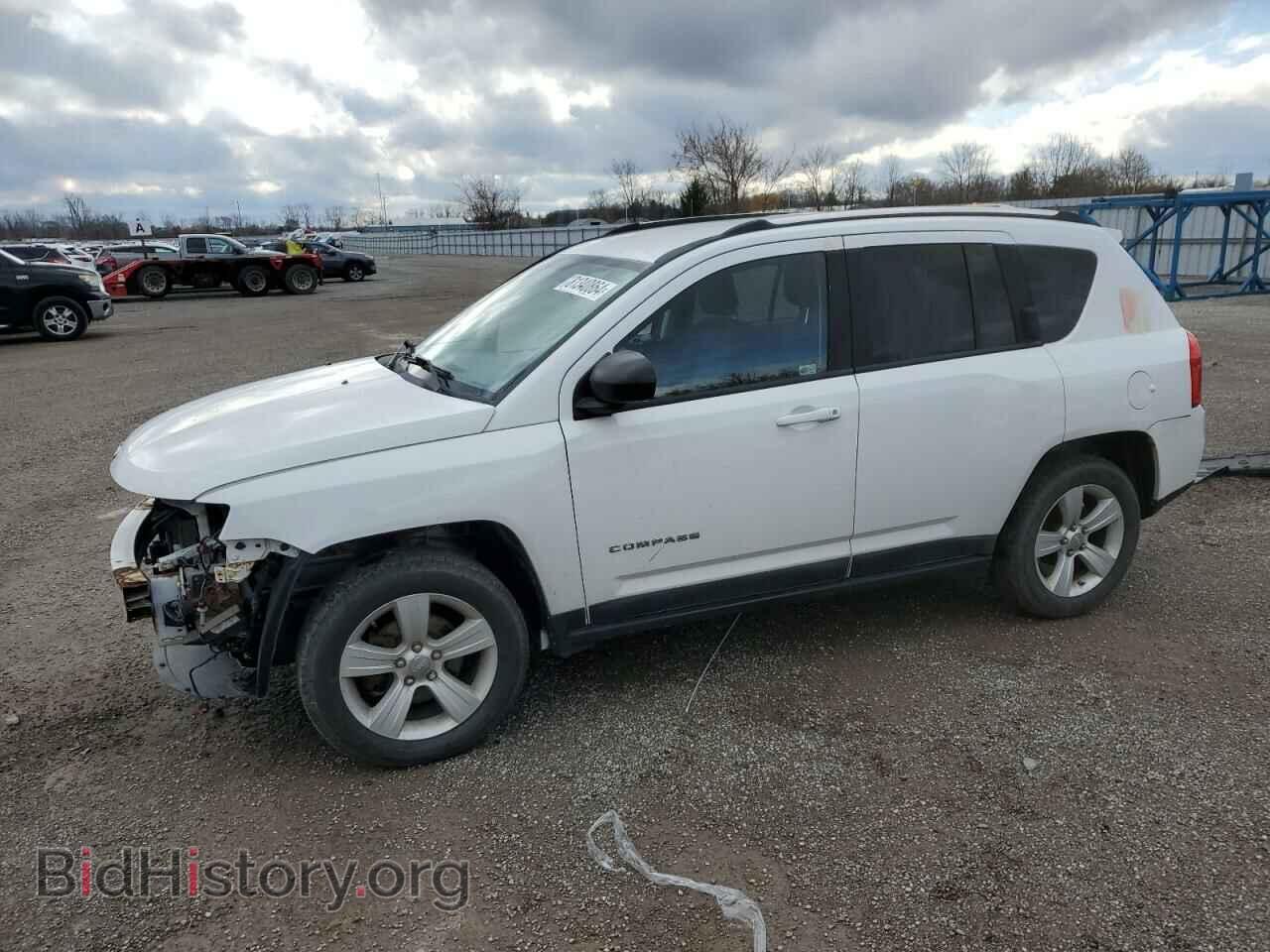 Photo 1J4NF4FB4BD235303 - JEEP COMPASS 2011