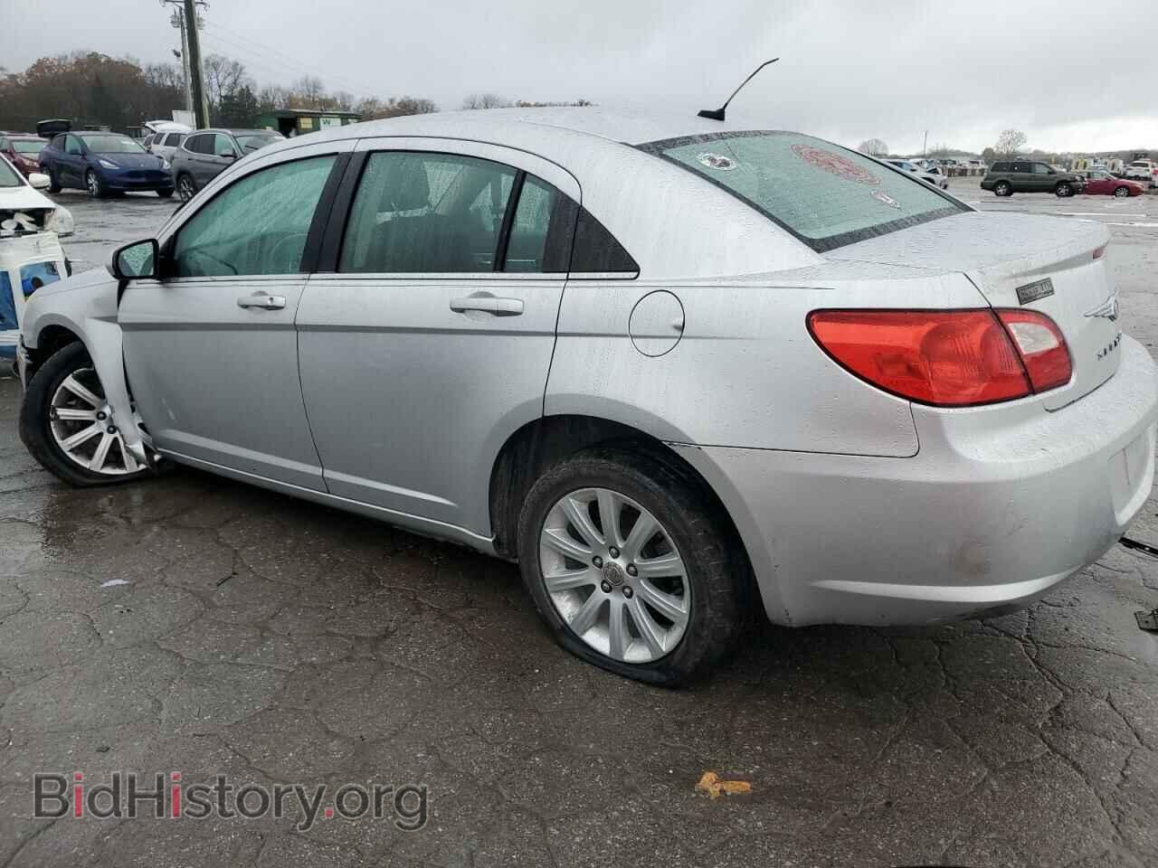 2010 CHRYSLER SEBRING - VIN: 1C3CC5FB1AN187977 - Фото 2