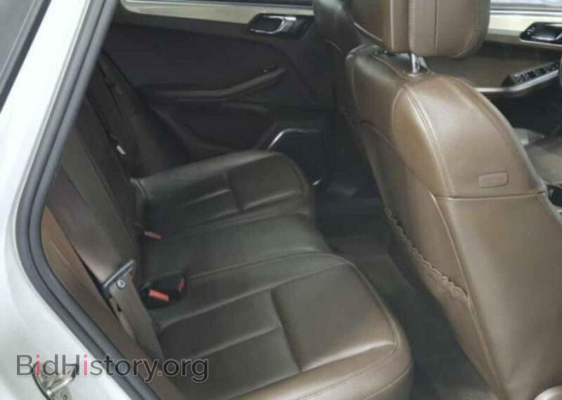 2016 Porsche MACAN (VIN WP1AB2A50GLB45387) — photo 6 of 10