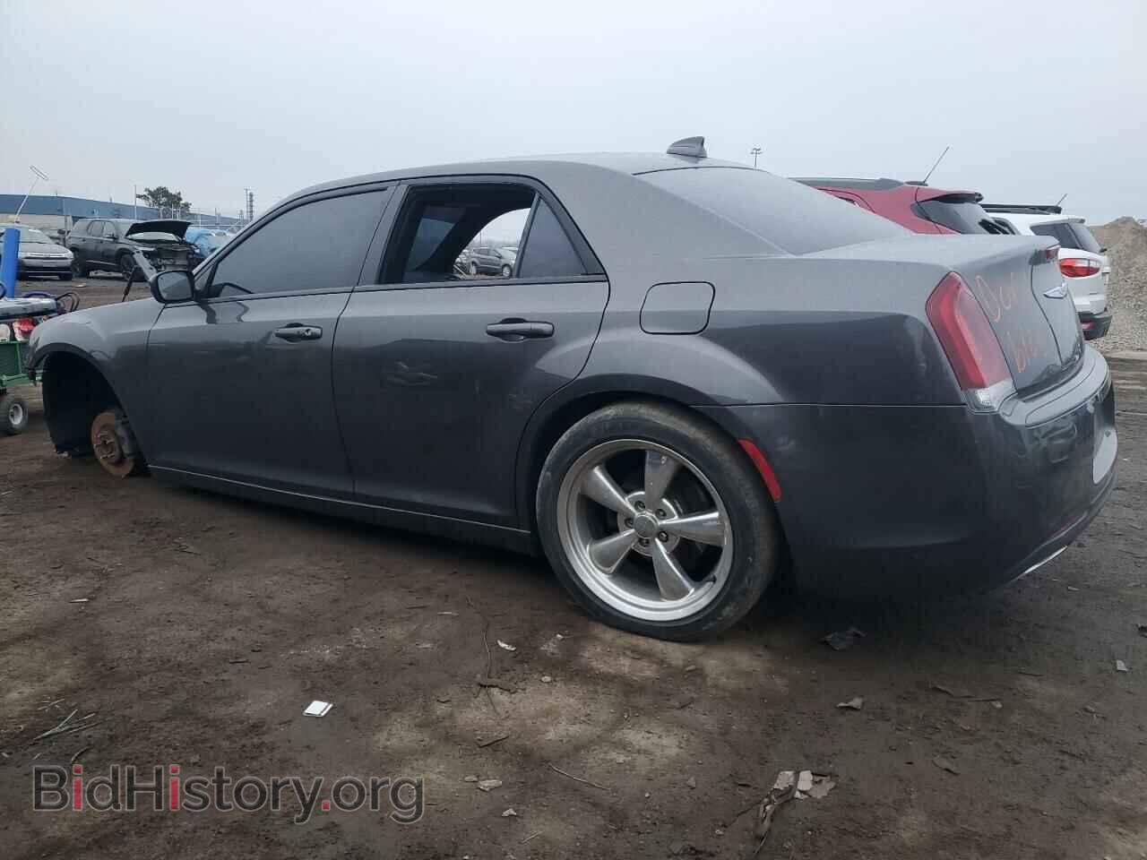 2019 CHRYSLER 300 - VIN: 2C3CCABG7KH618133 - Фото 2