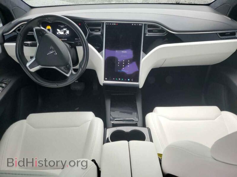 2018 Tesla MODEL X (VIN 5YJXCDE2XJF088906) — фото 8 из 12