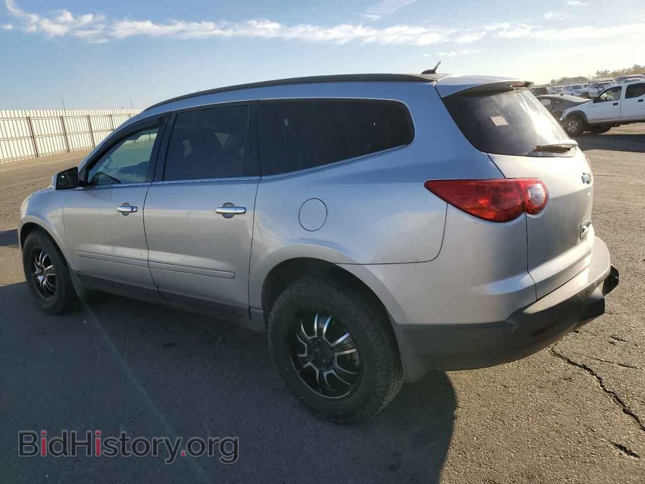 2012 CHEVROLET TRAVERSE - VIN: 1GNKRJED1CJ307571 - Фото 2