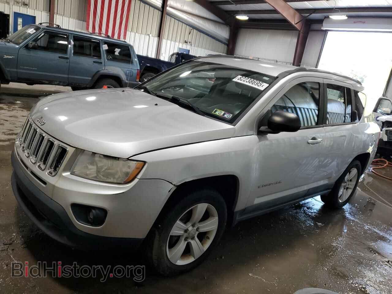 Photo 1J4NF1FB8BD281635 - JEEP COMPASS 2011