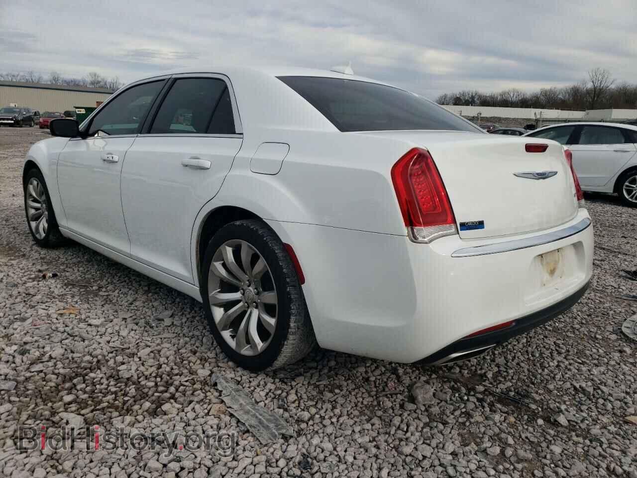 2019 CHRYSLER 300 - VIN: 2C3CCAAGXKH693961 - Фото 2