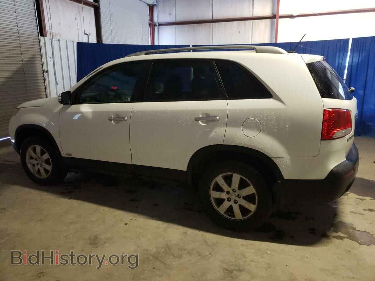 2011 KIA SORENTO - VIN: 5XYKTCA13BG138802 - Фото 2