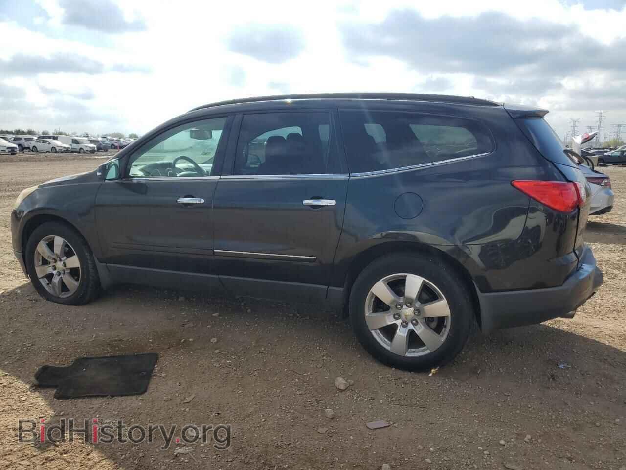 2011 CHEVROLET TRAVERSE - VIN: 1GNKRLED3BJ385697 - Фото 2