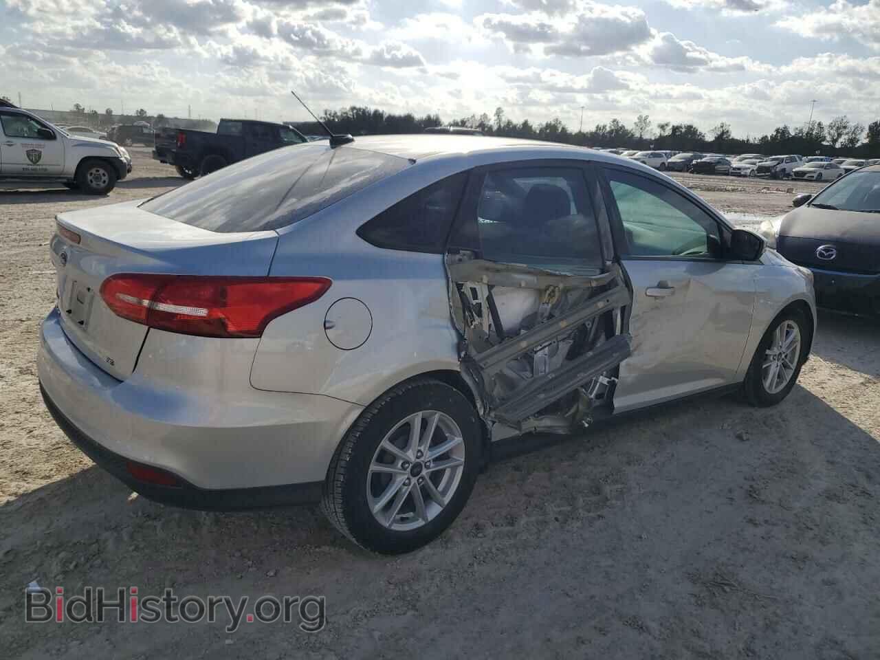 2017 FORD FOCUS - VIN: 1FADP3F2XHL245749 - Фото 3