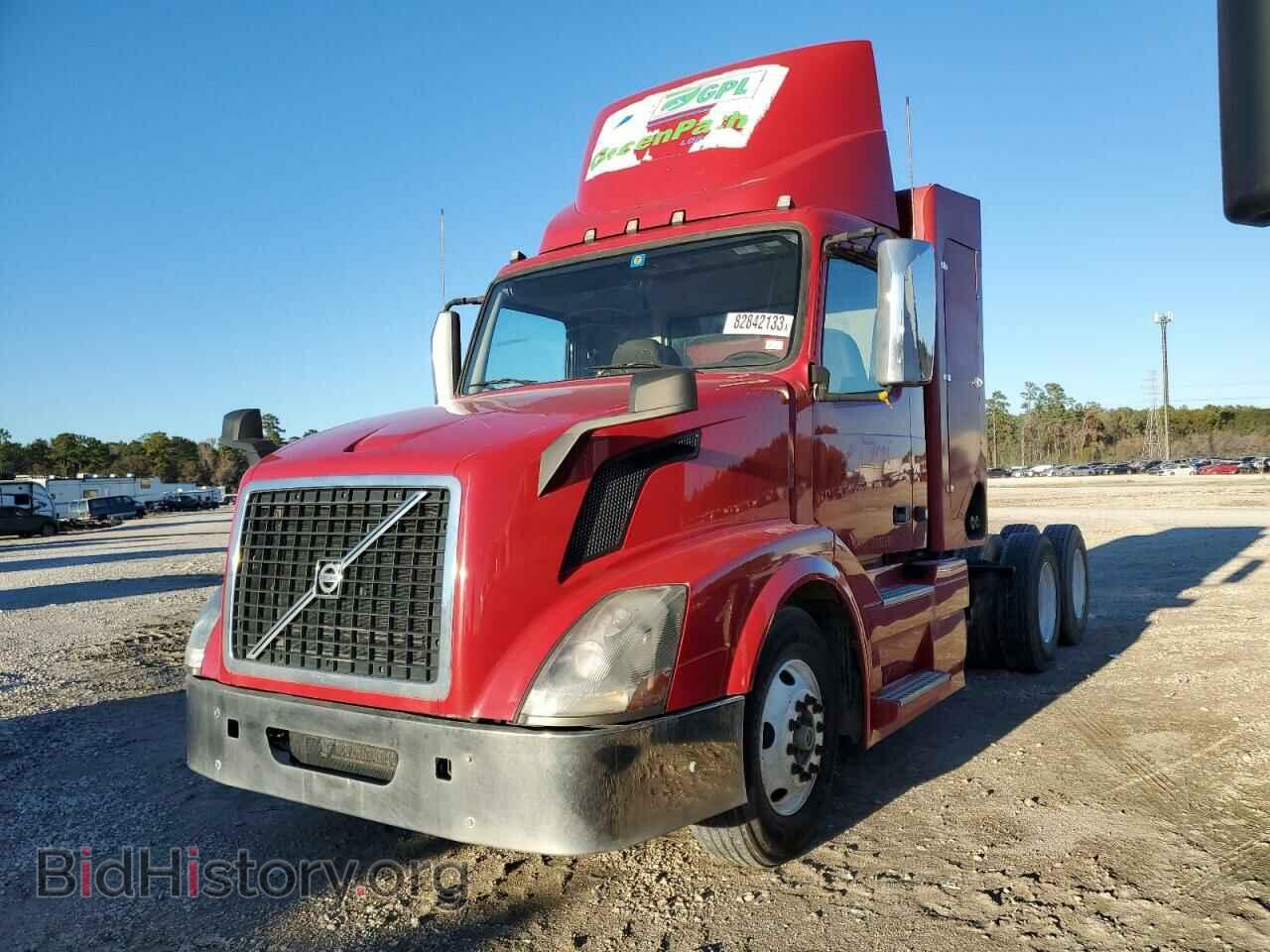 2016 VOLVO VN - VIN: 4V5NC9UG5GN929879 - Фото 2