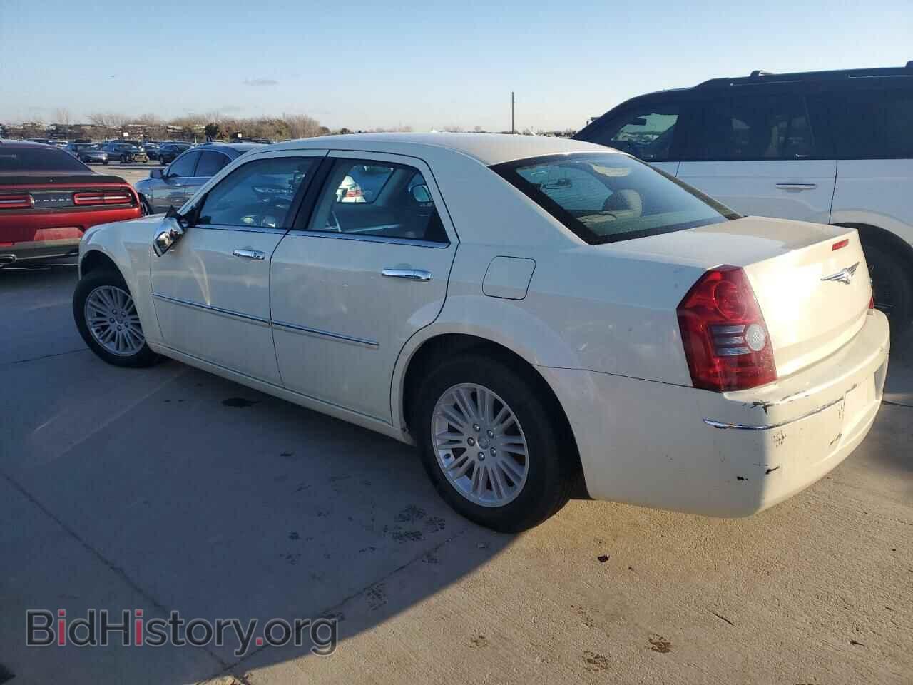 2010 CHRYSLER 300 - VIN: 2C3CA4CDXAH173686 - Фото 2