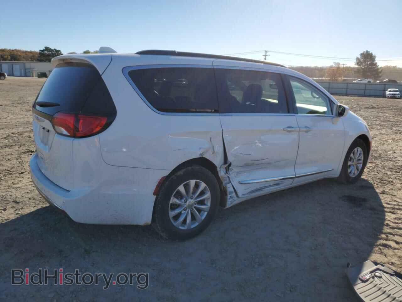 2017 CHRYSLER All Models - VIN: 2C4RC1BG2HR747292 - Фото 3