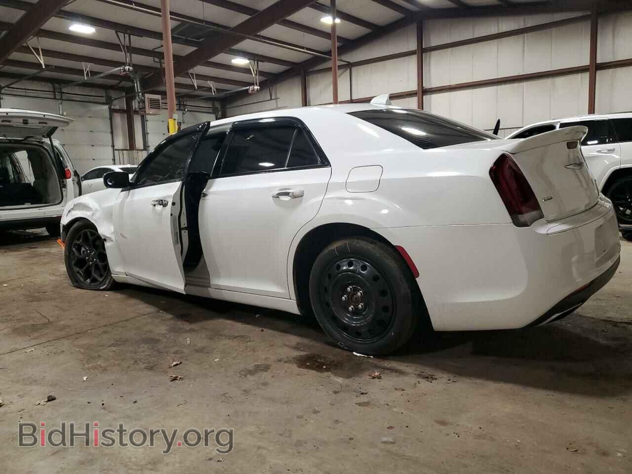 2019 CHRYSLER 300 - VIN: 2C3CCAGG0KH610710 - Фото 2