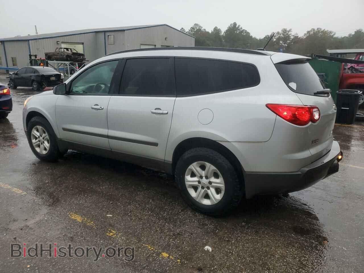 2011 CHEVROLET TRAVERSE - VIN: 1GNKREED7BJ261962 - Фото 2
