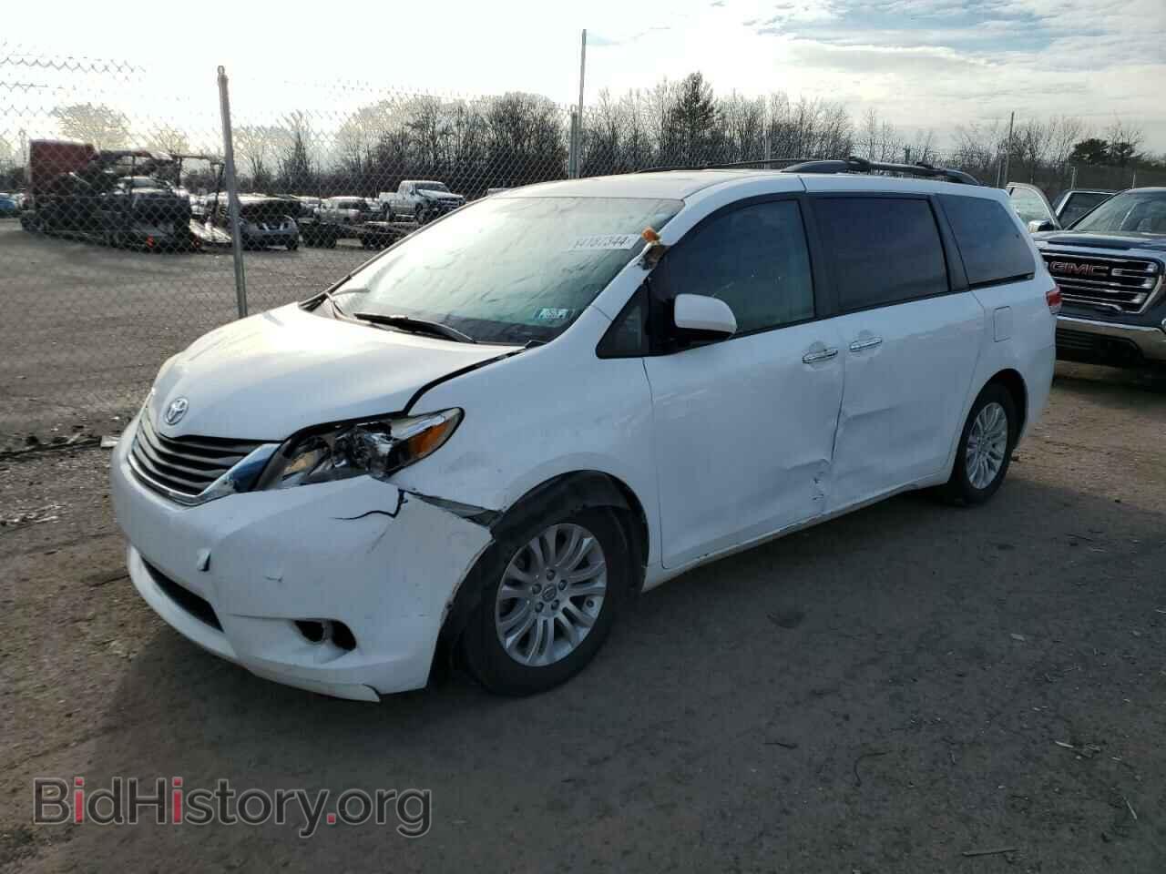 Photo 5TDYK3DC8BS140879 - TOYOTA All Models 2011