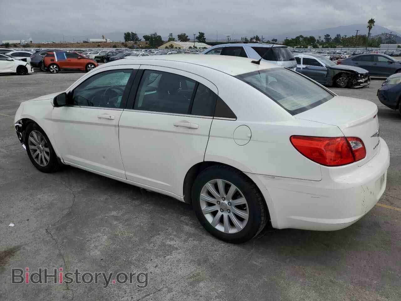 2010 CHRYSLER SEBRING - VIN: 1C3CC5FB5AN208197 - Фото 2