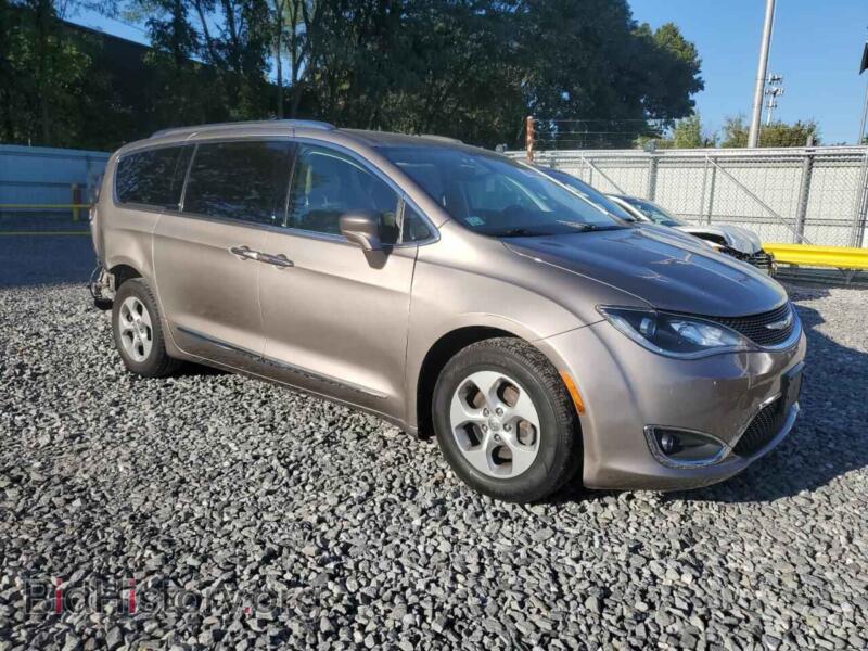 2017 Chrysler PACIFICA (VIN 2C4RC1EG2HR622367) — photo 4 of 13