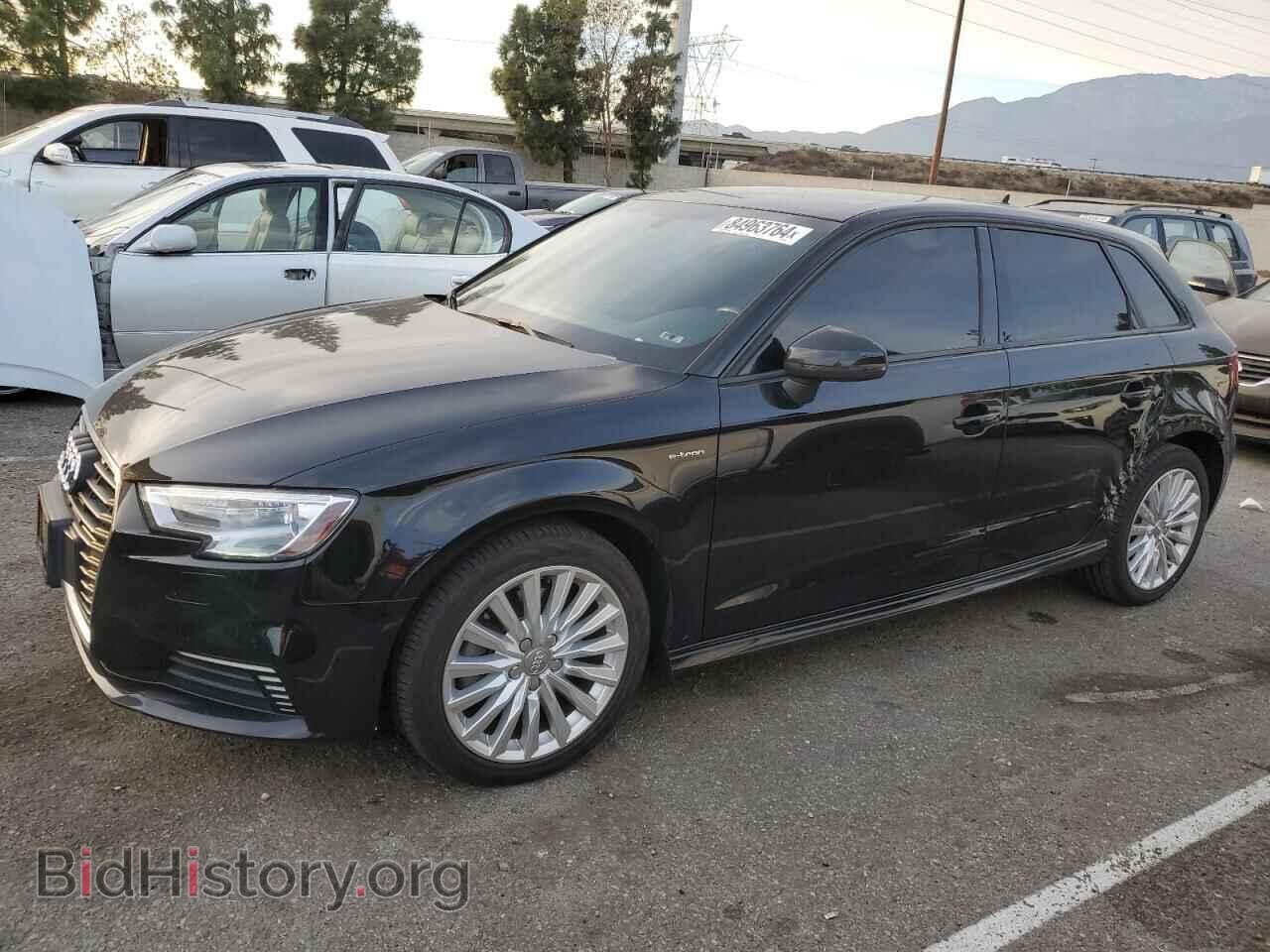 Photo WAUUPBFF8JA083383 - AUDI A3 2018