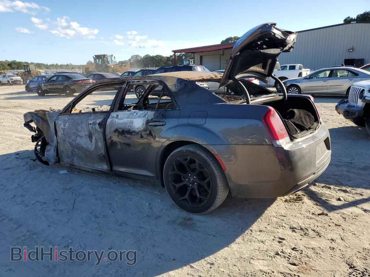 2019 CHRYSLER 300 - VIN: 2C3CCAAG3KH556022 - Фото 2