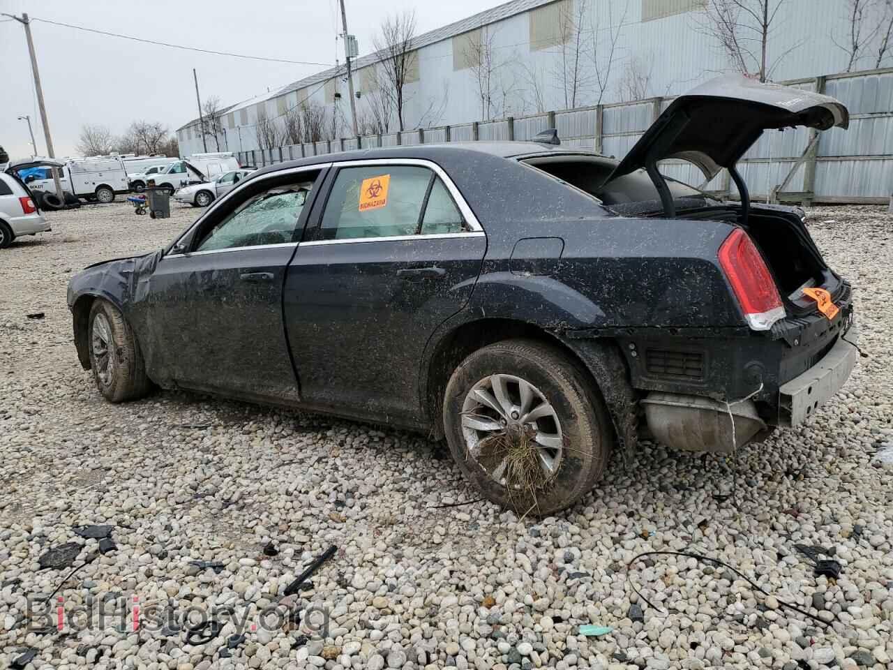 2019 CHRYSLER 300 - VIN: 2C3CCAAG1KH610322 - Фото 2
