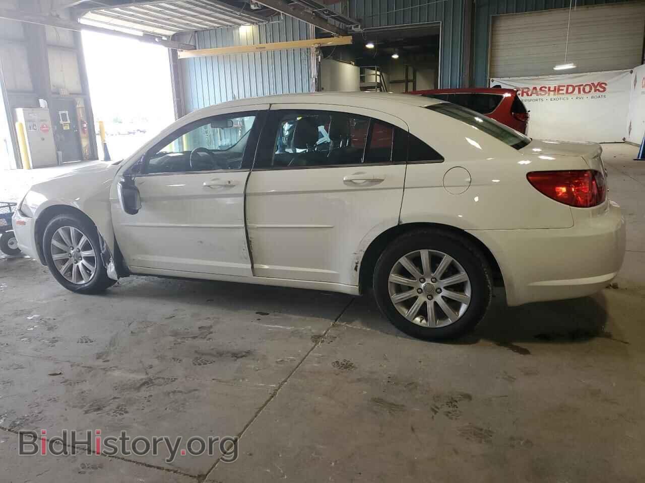 2010 CHRYSLER SEBRING - VIN: 1C3CC5FD9AN194550 - Фото 2