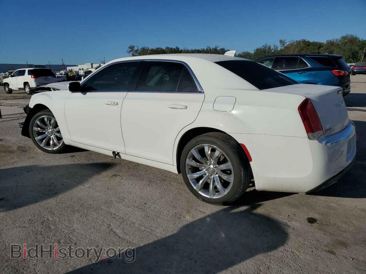 2017 CHRYSLER 300 - VIN: 2C3CCAAG1HH577461 - Фото 2