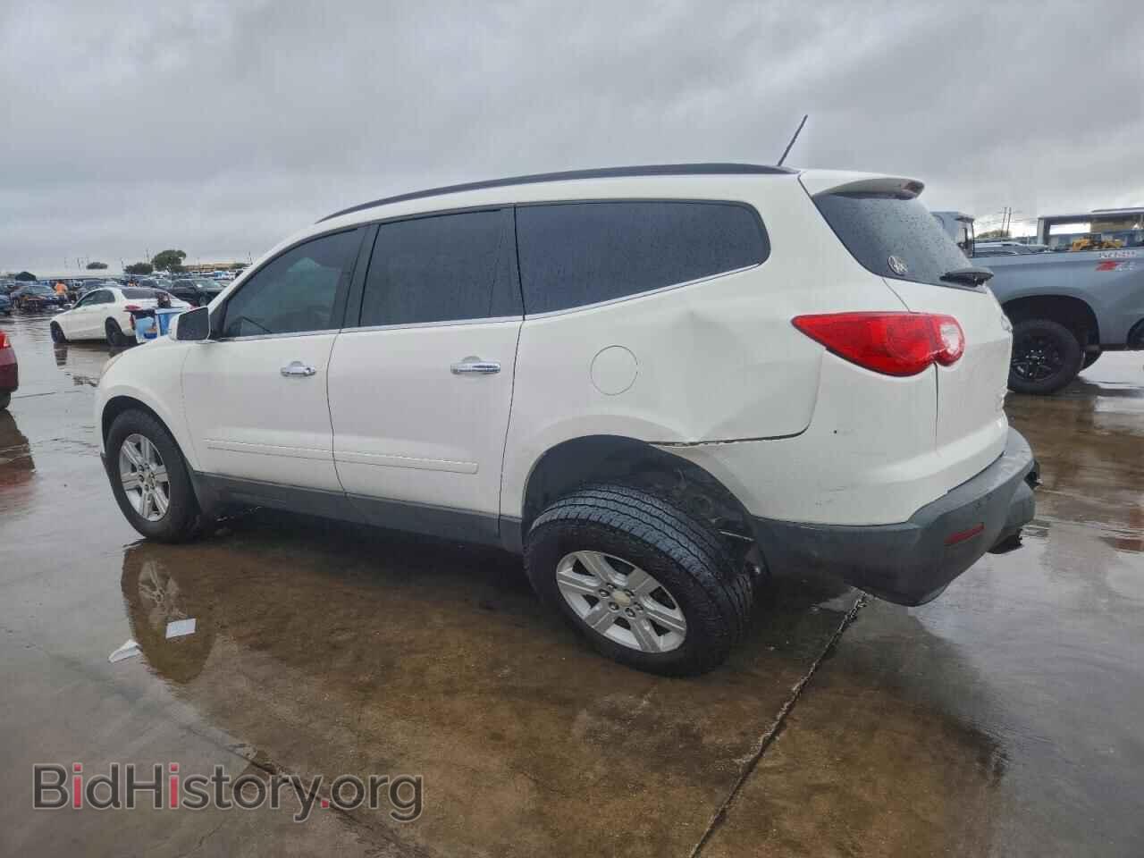 2011 CHEVROLET TRAVERSE - VIN: 1GNKRGED7BJ302764 - Фото 2